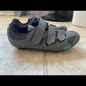 Cycling shoes with clip